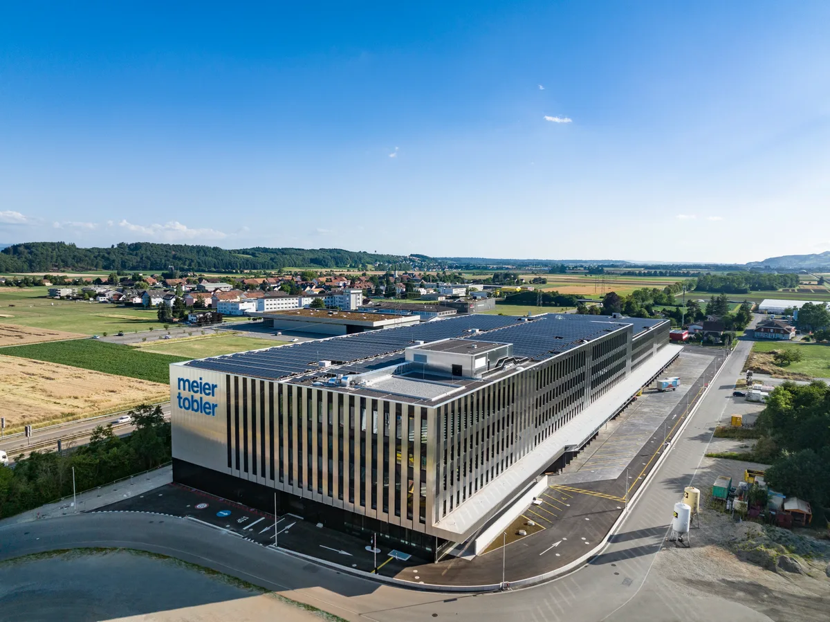 Das neue Logistikzentrum von Meier Tobler an der Kreuzung von A1 und A2. Aussenansicht des neuen Dienstleistungszentrums von Meier Tobler in Oberbuchsiten AG.